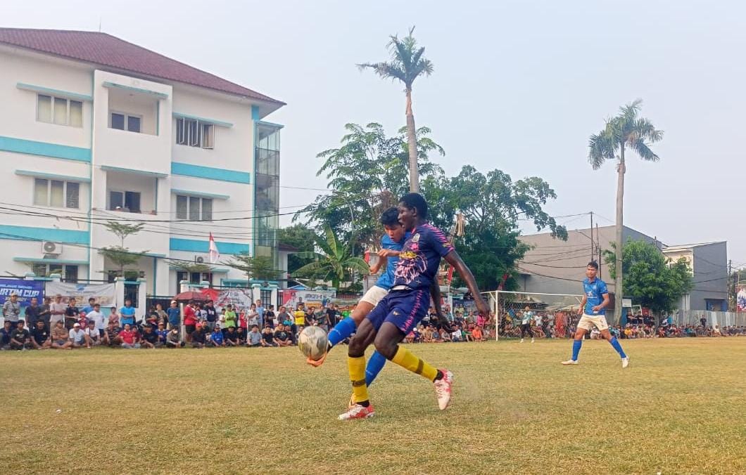 Sulcata FC Robohkan Raja Tarkam Denis FC, Ponram Siap Jungkalkan Razhila Pemain Denis FC, Diakite (ungu) berduel dengan pemain Sulcata FC.(red/tangselpos.id).