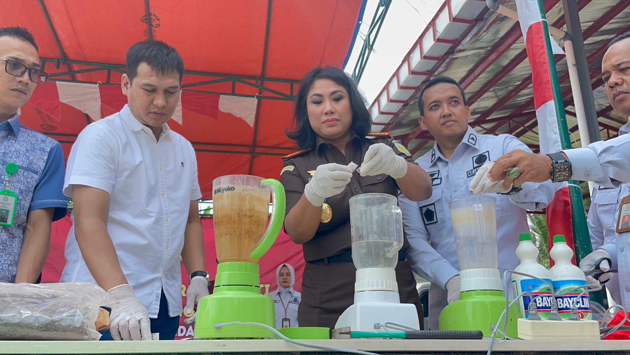 Terdapat Narkotika, Senjata Api & Uang Palsu, Kejari Musnahkan Barang Bukti Dari 73 Perkara Foto : Ist