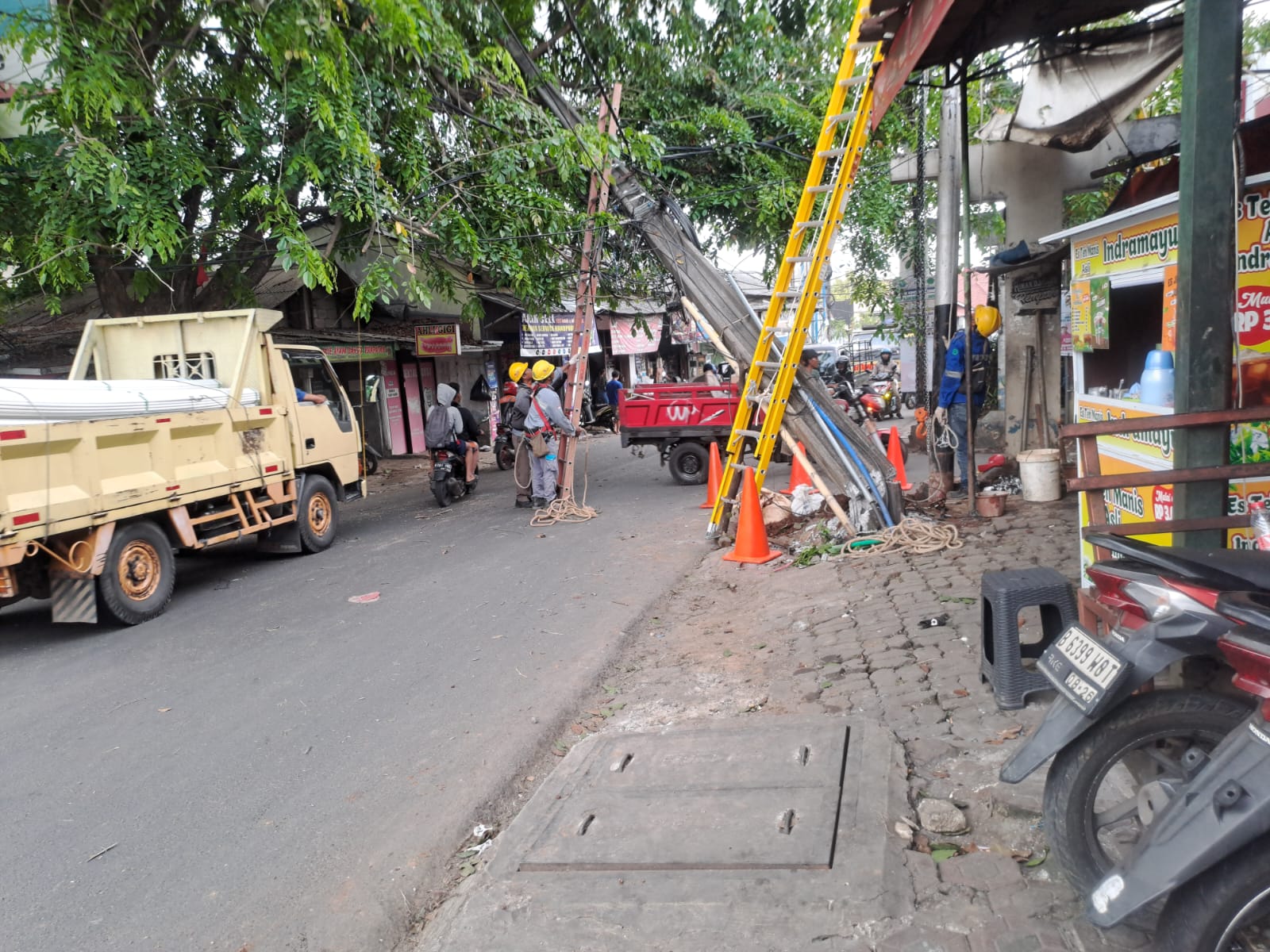 Tiang Listrik Ukuran Besar di Pondok Aren Roboh, Akibatkan Perumahan Warga Sempat Padam Foto : Ist