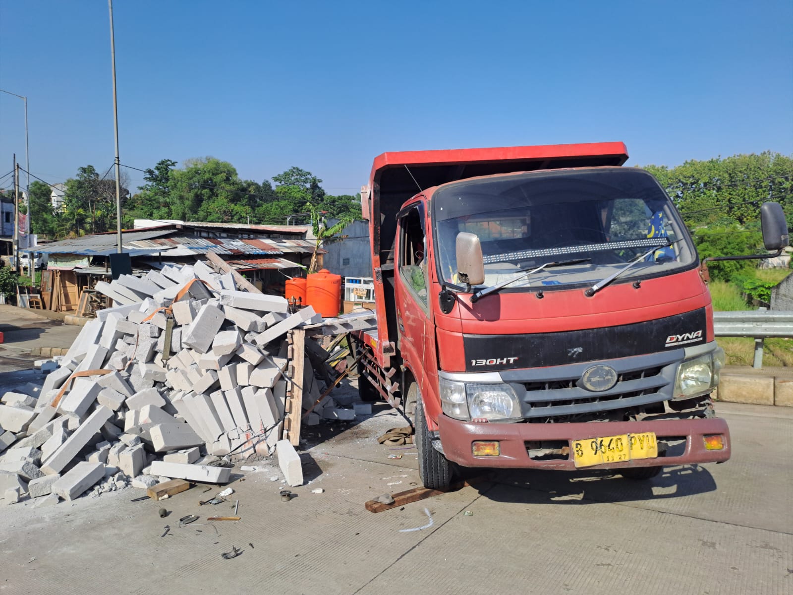 Truk Terbalik di Ciputat, Bata Ringan yang Diaungkutnya Tumpah Tutupi Badan Jalan Foto : Ist