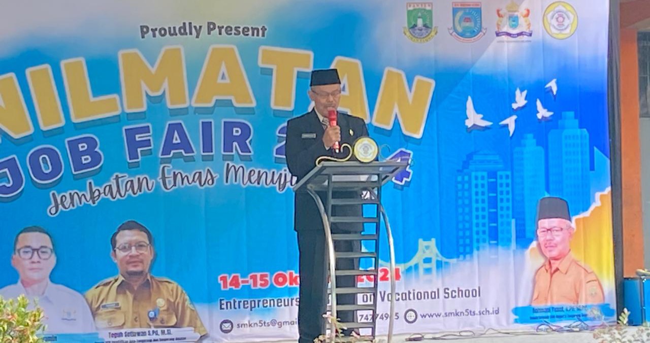 4 Siswa SMKN 5 Tangsel Berangkat Magang ke Jepang Kepala Sekolah SMKN 5 Tangsel Rohmani Yusuf saat menjelaskan siswa yang berangkat ke Jepang, Senin (14/10). Foto : Ist