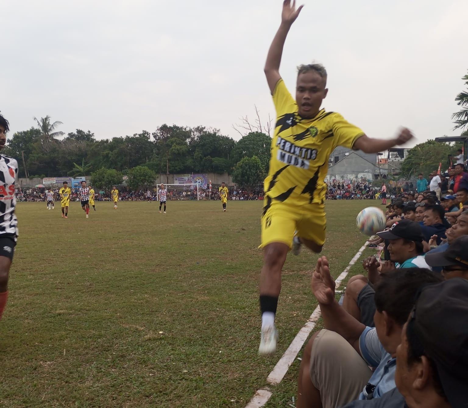 Aceh Seranto Hanya Kurang Beruntung dari Portuda, Ponser FC Tak Ingin Dipermalukan HBB Boy Penyerang Portuda, Piji nyaris kehilangan keseimbangan saat berusaha mengontrol bola. (red/tangselpos.id).