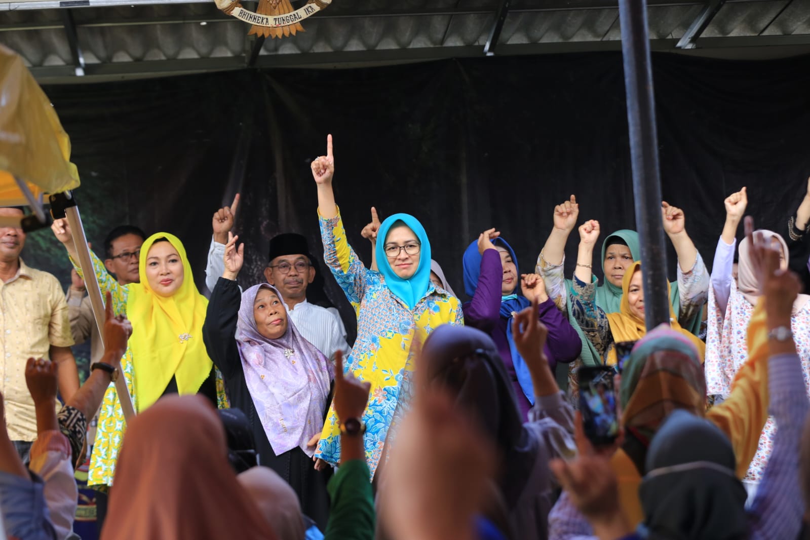 Airin: Faktor Utama Kemajuan adalah Kecintaan Masyarakat Banten Calon gubernur Banten Airin Rachmi Diany saat melakukan sosialisasi di Kecamatan Pondok Aren, Kota Tangerang Selatan, Minggu (27/10).