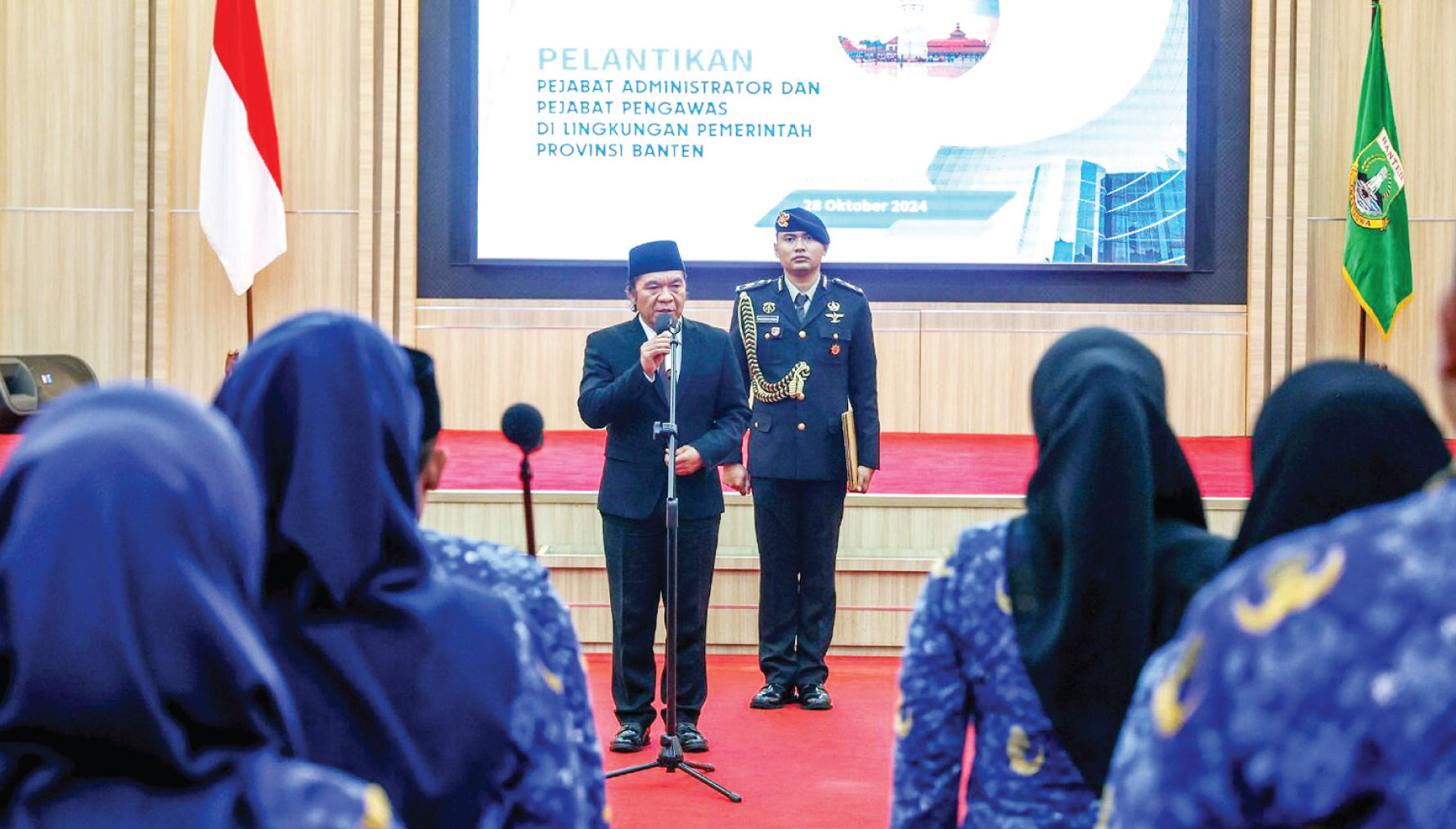Al Muktabar Lantik Puluhan Pejabat Administrator dan Pengawas Penjabat Gubernur Banten Al Muktabar melantik puluhan pejabat administrator dan pejabat pengawas di lingkungan Pemprov Banten, di Pendopo Gubernur, KP3B, Kota Serang, Senin (28/10).(yul)