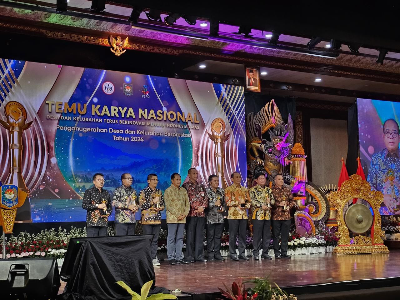 Al Muktabar Raih Anugerah Upakarya Wanua Nugraha Penjabat Gubernur Banten Al Muktabar mendapatkan Anugerah Upakarya Wanua Nugraha dari Kementerian Dalam Negeri Republik Indonesia di Gedung Ksirarnawa Komplek Art Center Bali, Kota Denpasar, Bali, Selasa (8/10).