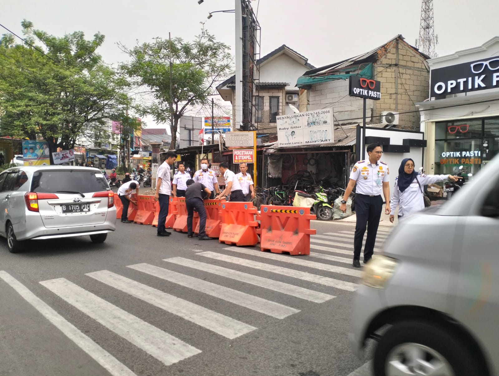 Atasi Kemacetan di Pertigaan Serua, Dishub Tangsel dan Provinsi Uji Coba Barrier UJI COBA. Dishub Kota Tangsel bersama dengan Dishub Provinsi uji coba pemasangan barrier di pertigaan Serua, Ciputat,Senin (14/10). Foto : Ist
