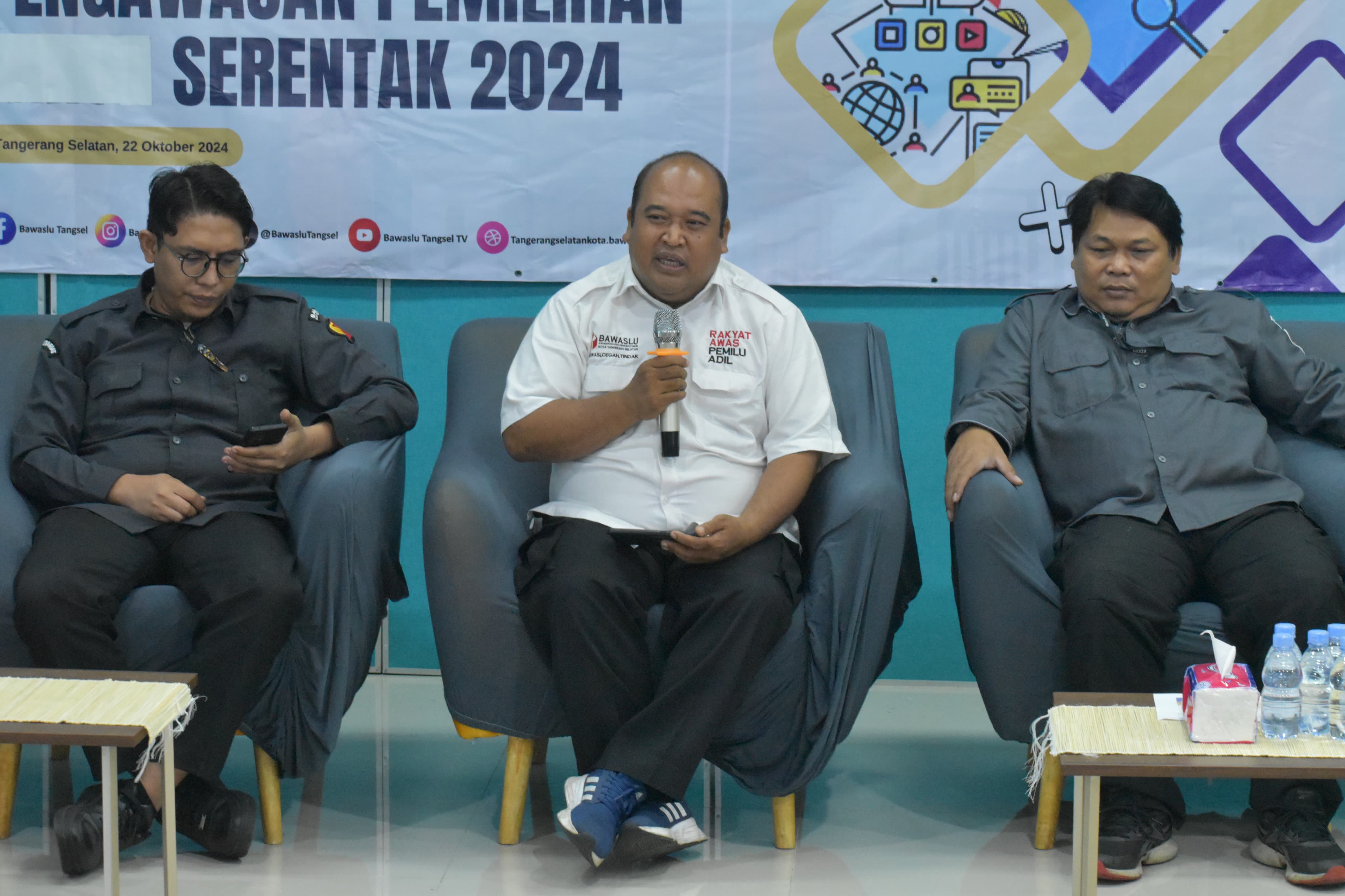 Awasi DPT, Bawaslu Tangsel Minta KPU Tandai Pemilih yang Sudah Wafat Ketua Bawaslu Tangsel, Muhamad Acep saat menyampaikan hasil temuannya di Kantor Bawaslu Tangsel, Selasa (22/10). Foto : Ist