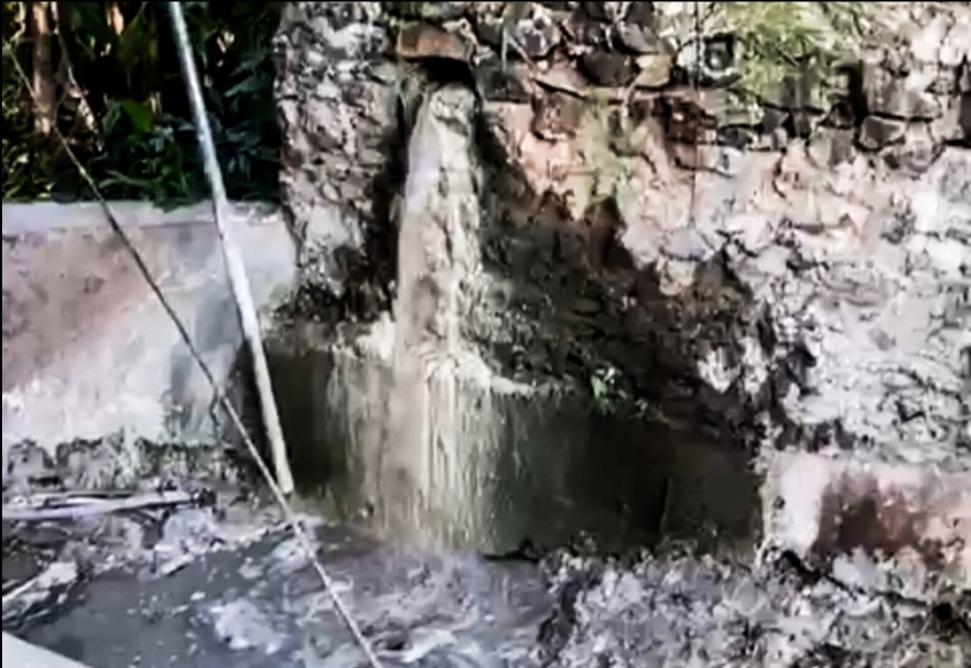 Batching Plant di Ciater Diduga Tak Berizin dan Langgar RTRW Tangsel, Ternyata Sempat Disegel Aliran limbah yang berasal dari salah satu industri beton. (tangselpos.id/rmn)