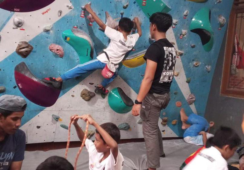 Bermodalkan Latihan di Garasi, Atlet Serigala Climber Raih Prestasi Para atlet ini hanya berlatih di sebuah garasi mobil. (tangselpos.id/Mg.Abi)