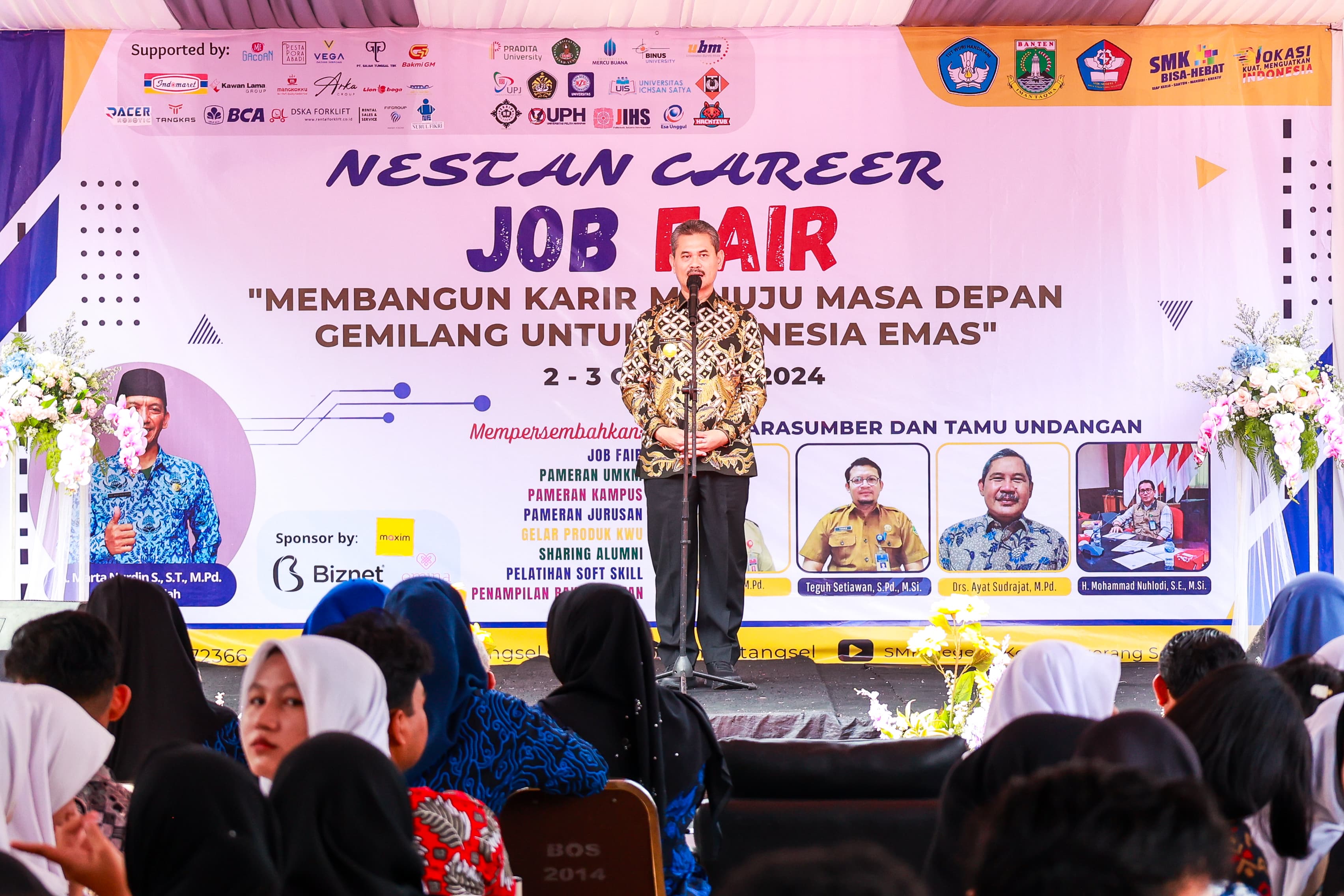 Buka Peluang Karir Bagi Siswa, SMKN 1 Tangsel Gelar Job Fair Kegiatan tersebut berlangsung di halaman SMKN 1 Tangsel dan dibuka langsung oleh Pjs Walikota Tangsel Tabrani, Rabu(2/10). (tangselpos.id/irm)