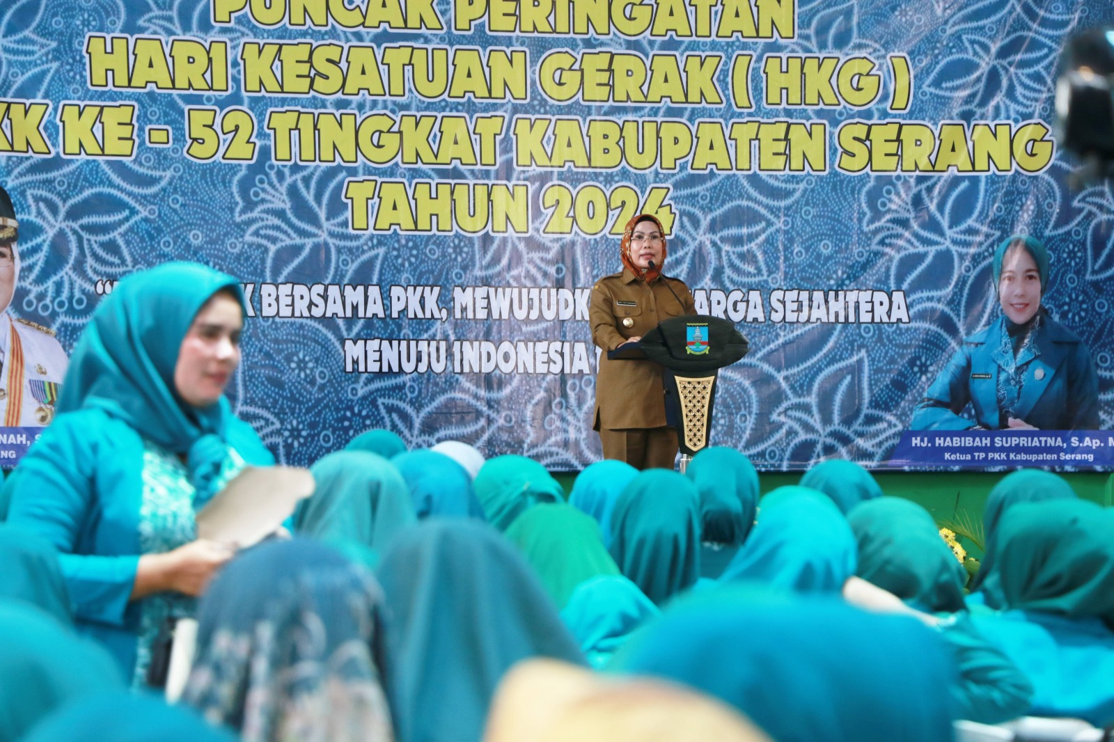 Bupati Serang Sebut PKK Bantu Turunkan Stunting Bupati Serang Ratu Tatu Chasanah menghadiri Puncak Peringatan Hari Kesatuan Gerak PKK ke-52 tingkat Kabupaten Serang Tahun 2024 di Lapangan Tenis Indoor pada Selasa (29/11).