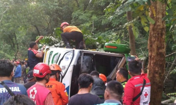 Bus Rombongan Warga Tangerang Terguling di Pekalongan, Satu Orang Tewas Foto : Ist