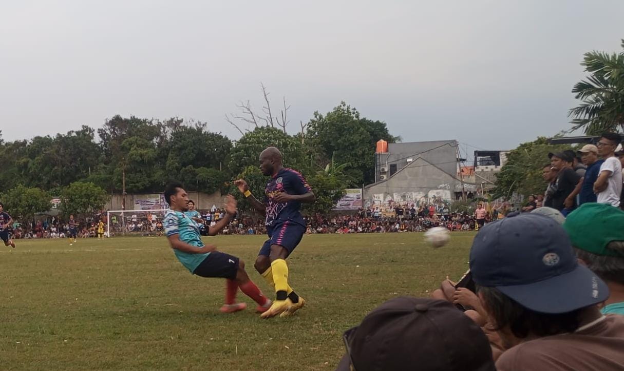 Denis Akhiri Dengan Manis Laga Sengit Lawan West Junior, Gotroy Siapkan Penawar Racun Gigitan Raja Uler Pemain asing Denis FC, Vincent berduel ketat dengan pemain West Junior. (red/tangselpos.id).