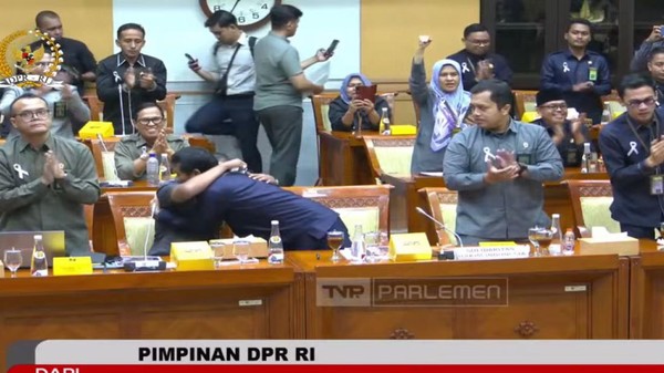 Di DPR, Hakim Bersorak, Nangis, Pelukan Para Hakim saat rapat di DPR Senayan. Foto : Ist
