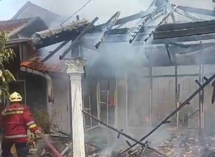 Diduga Korsleting Listrik, 1 Rumah di Komplek Batan Ludes Dilahap Si Jago Merah Foto : Ist