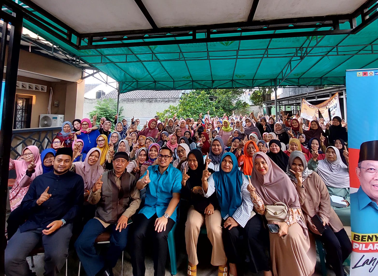 Disambut Antusias Warga, Pilar Tawarkan Pembangunan yang Berkelanjutan Kampanye Pilar Saga Ichsan di wilayah Pamulang Barat, Pamulang, Tangsel, Rabu (16/10/2024). (tangselpos.id/rmn)