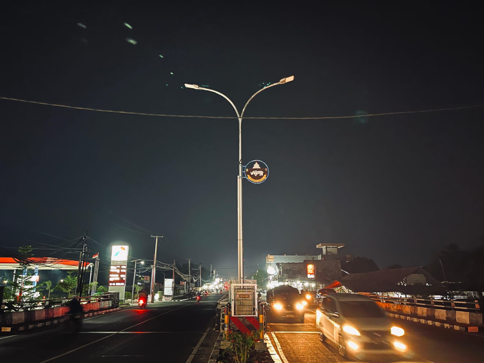 Dishub Kebut Pemasangan 840 PJU Potret salah satu PJU yang ada di wilayah Kecamatan Cipocok saat malam hari, Selasa (29/10).