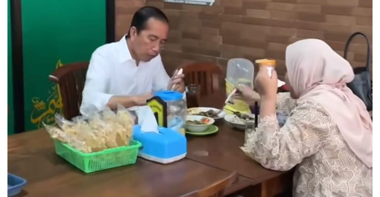 Ditemani Bu Iriana, Jokowi Makan Tongseng Kambing Foto : IG