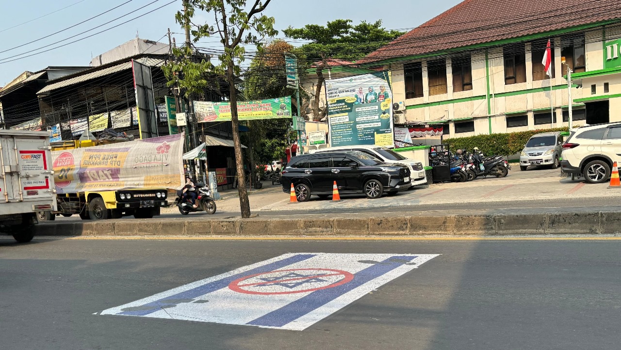 Gambar Penolakan Bendera Israel Terpampang di Jalanan Depan Halte UIN Jakarta Foto : Ist