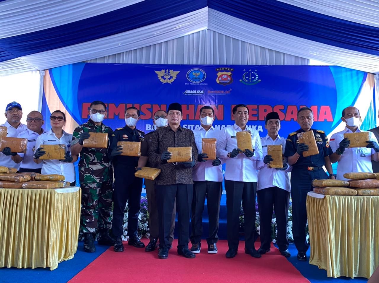 Ganja 110 Kilogram Dibakar Di Serpong Utara BNNP dan Kanwil Bea Cukai Banten melakukan penusnahan 110 kilogram ganja, Rabu (23/10).(dra)