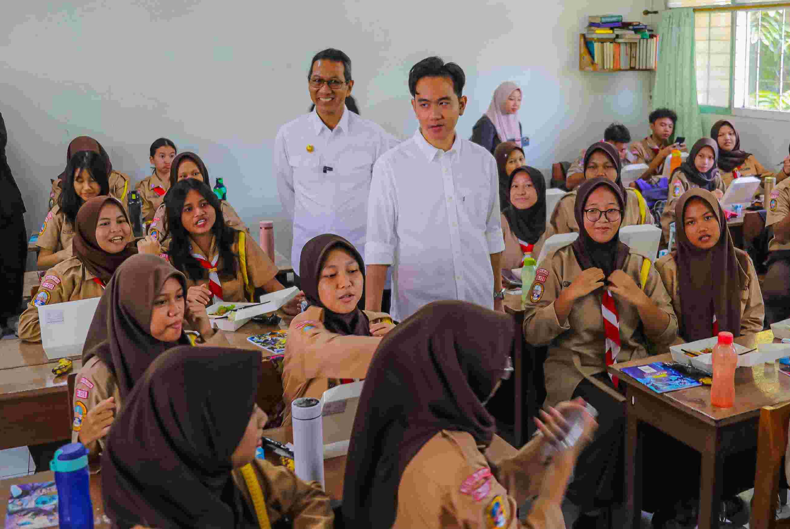 Gibran Ikut Dilibatkan Dalam Penyusunan Menteri, Kabinet Hampir Rampung 100 Persen Gibran saat meninjau program makan bergizi di SMU 70 Jakarta. Foto : Ist