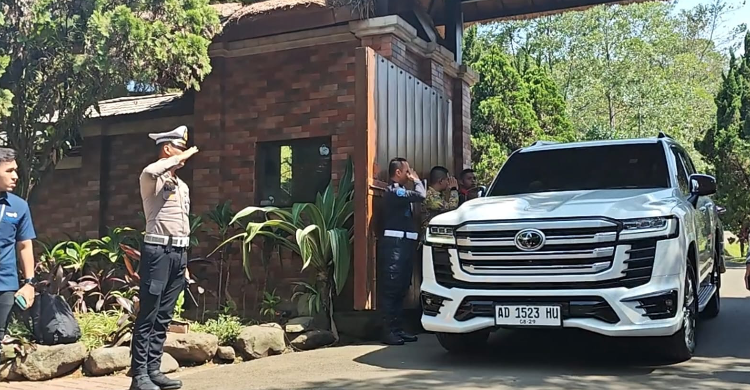Gibran Tinggalkan Hambalang Susul Prabowo Wapres terpilih Gibran tinggalkan Hambalang. Foto : Ist