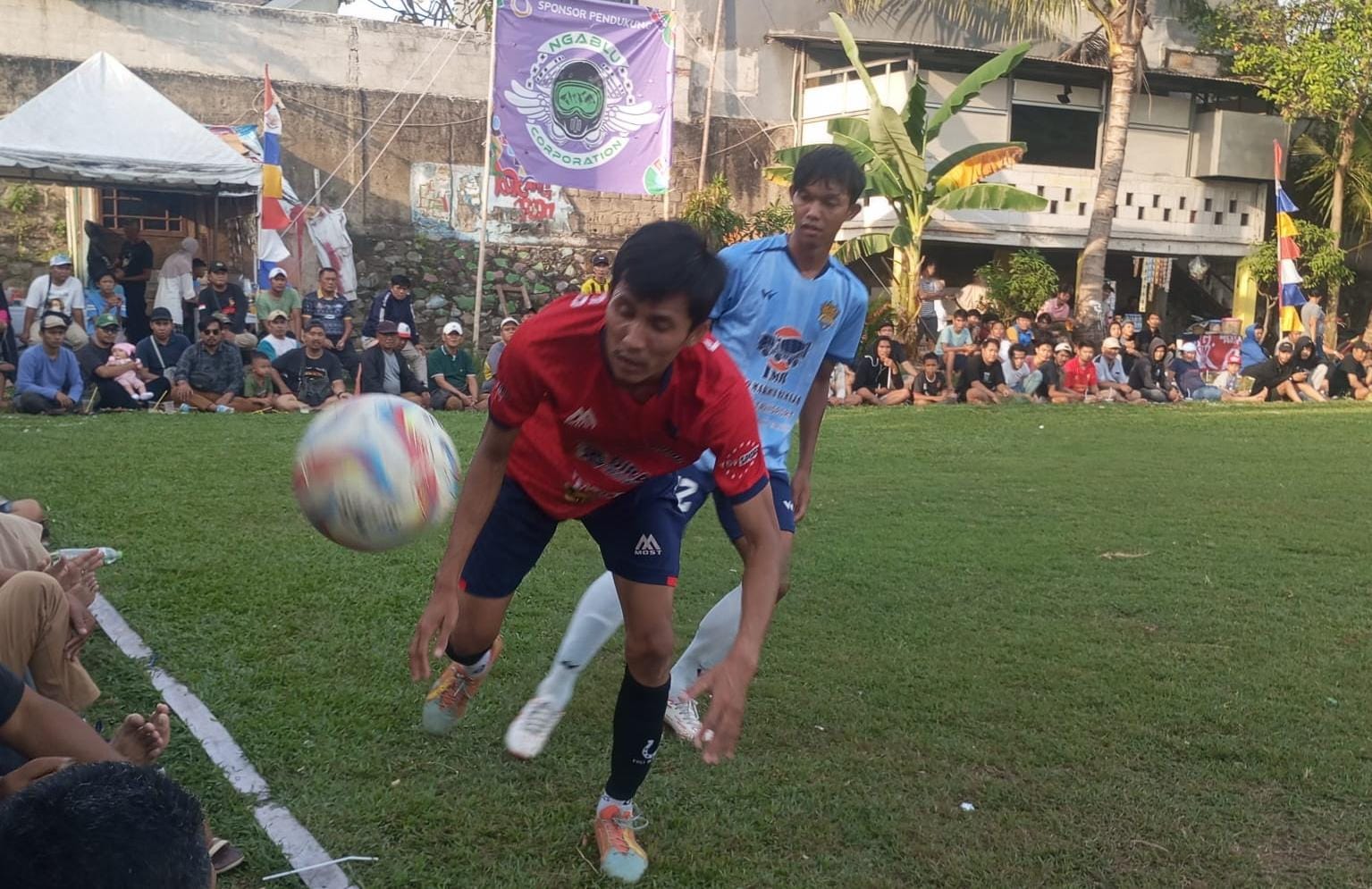 HBB Boy Pandang Setiap Laga Adalah Final, Nayla FC Tak Anggap Enteng Ncang Mobilindo Pemain Ponser FC, Ikbal (merah) berusaha meraih bola di depan penonton. (red/tangselpos.id).