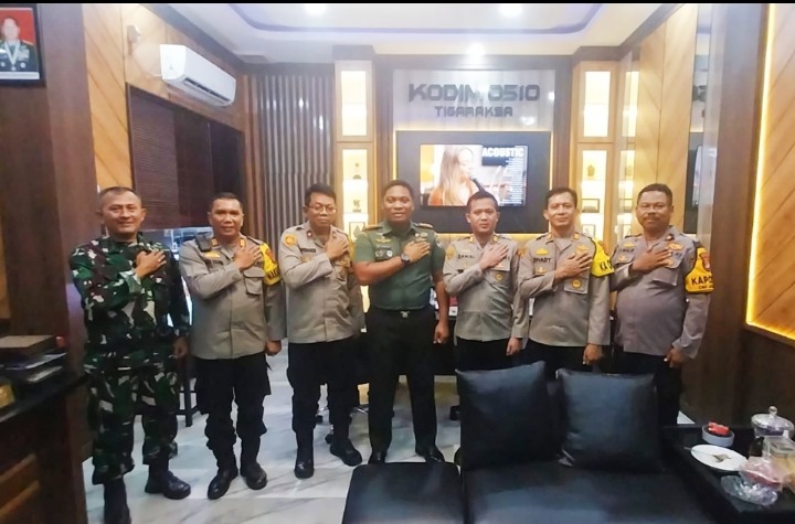 HUT TNI Ke-79, Kapolsek Silaturahmi Ke Yonkav & Arhanud Jjaran Polsek se Polres Tangsel Kunjungan ke beberapamarkas TNI di wilayah hukum Polres Tangsel.(dra)