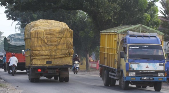 Jalanan Rusak Dan Membahayakan Pengguna Jalan Foto : Ist
