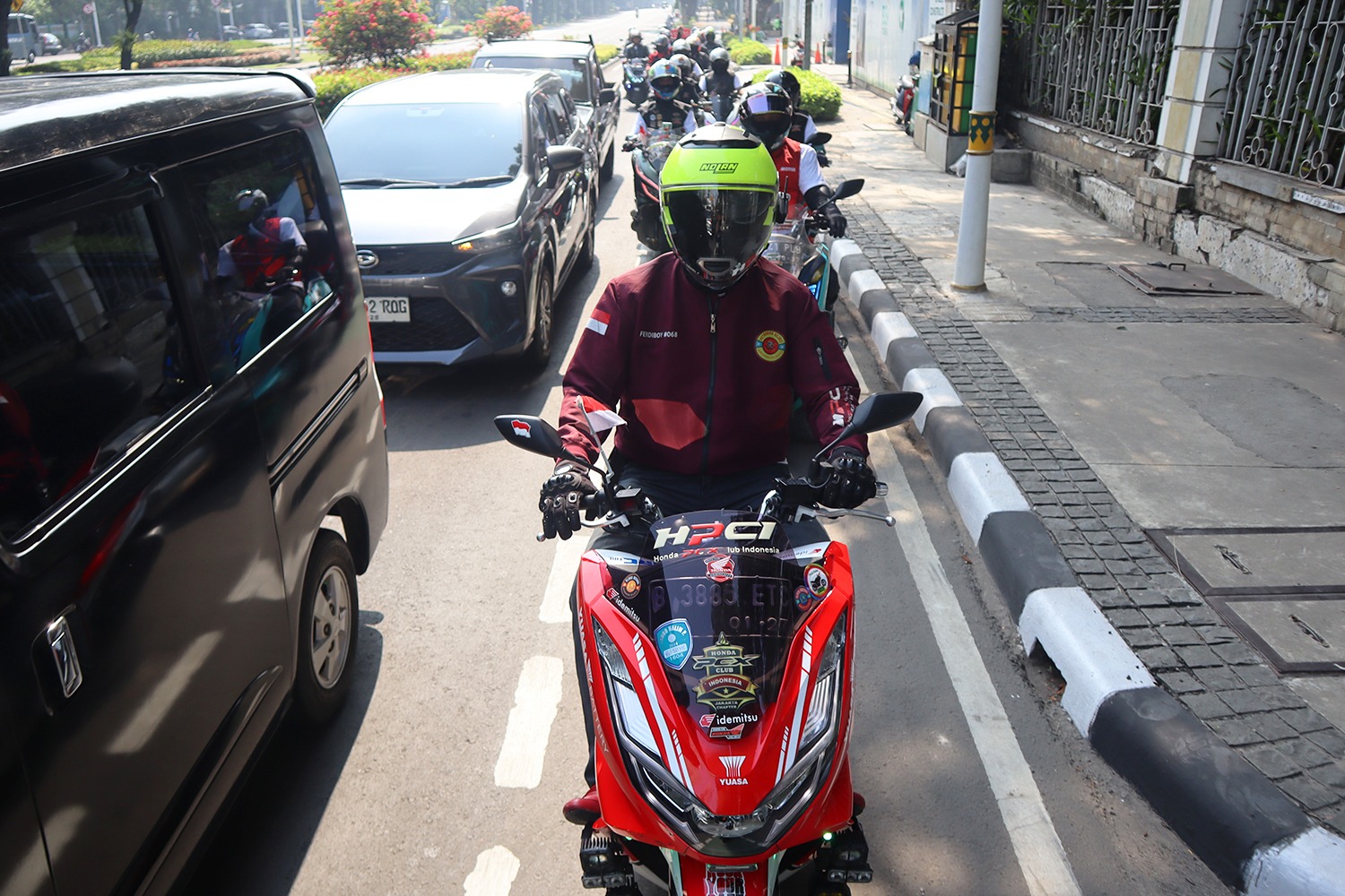Jangan Asal Pencet! Pahami Etika Penggunaan Klakson di Jalan Raya Pengendara jangan asal bunyikan klakson di jalan raya.(ist).