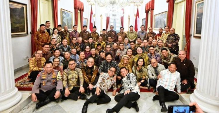 Jokowi Suguhkan Kambing Guling Untuk Makan Siang Bersama Para Menteri Foto bersama para Menteri Jokowi-Ma'ruf Amin. Foto : Ist