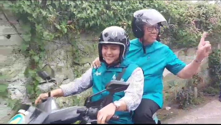 Kampanye Menyusuri Gang-gang Kecil, Benyamin Suka Naik Motor Demi Temui Warga Foto : Ist