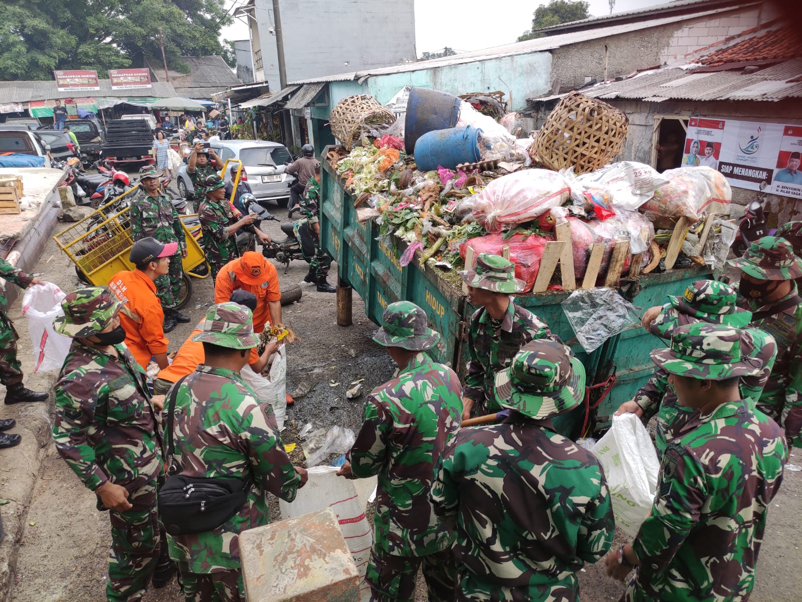 Karya Bakti TNI Bersihkan Pasar Serpong Ist.