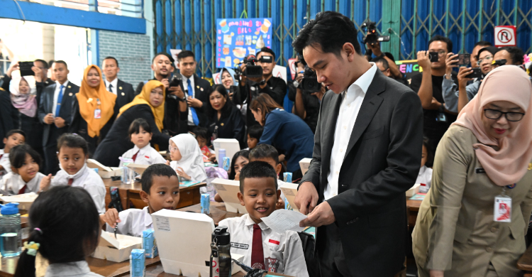 Kegiatan Hari Ke 3 , Gibran Cek Makan Siang Bergizi Gratis Foto : Ist