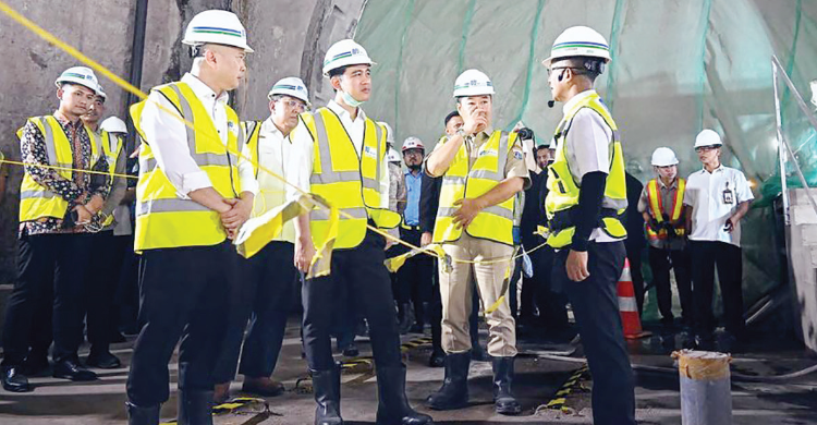Kegiatan Hari Kedua, Prabowo Di Istana Gibran Blusukan Kegiatan Wapres Gibran saat meninjau proyek MRT. Foto : Ist