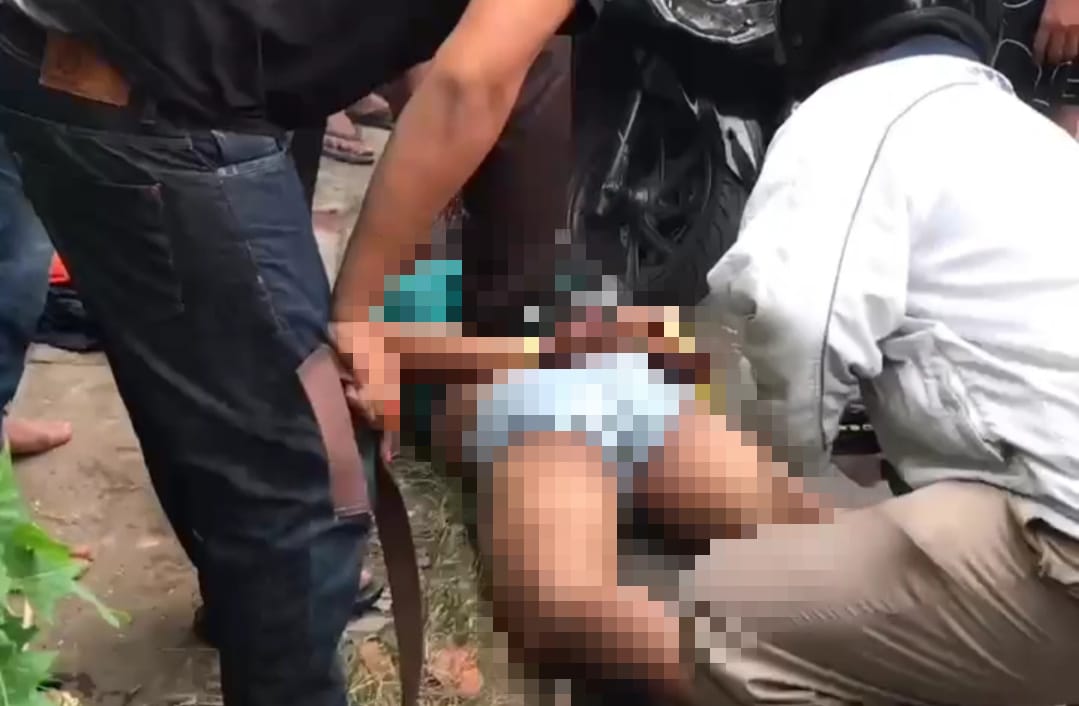 Kepergok Warga, Maling Motor Diamuk Massa Curanmor ketangkap basah saat beraksi di wilayah Cirendeu, Ciputat Timur, Tangsel, Senin (14/10).
