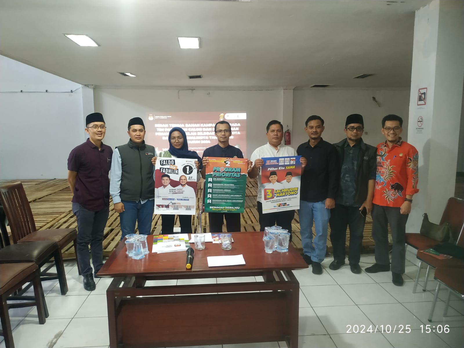 KPU Kota Tangerang Distribusikan Bahan Kampanye Para perwakilan Paslon yang akan bertarung di Pilkada Kota Tangerang 2024 secara simbolis menerima Bahan Kampanye (BK) dari KPU setempat.(mg.2)