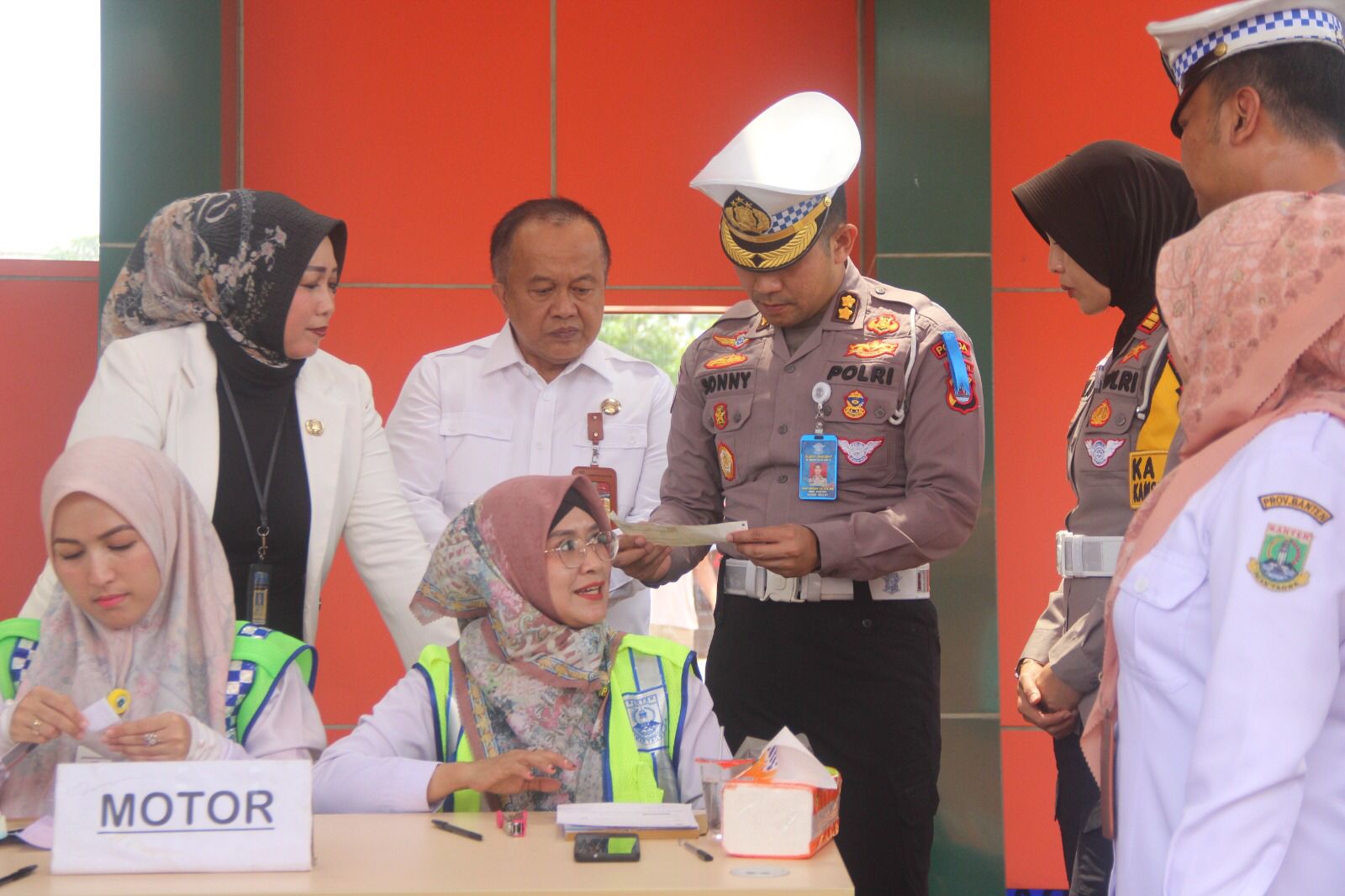 Masyarakat Diajak Manfaatkan Pemutihan Denda Pajak Kendaraan Pembina Samsat bersama jajaran Polda Banten melakukan giat monitoring pelaksanaan Samsat Keliling (Samling) dan Operasi Zebra Maung 2024, di kantor Samsat Cikande, Kecamatan Ciruas, Kabupaten Serang, Rabu (16/10).