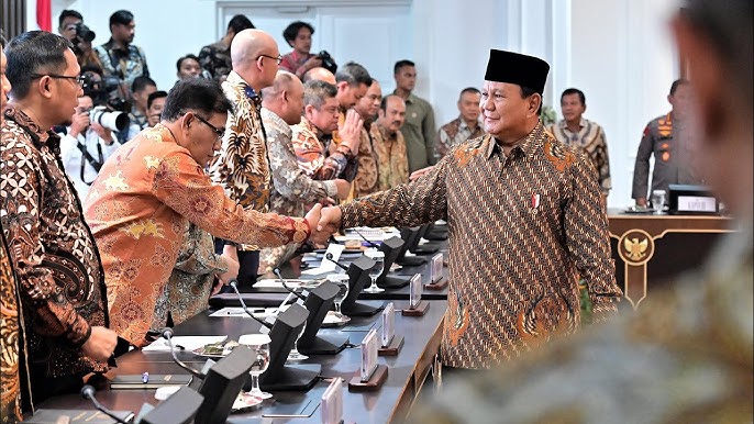 Menteri Dan Wamen Akan Digembleng Di Magelang, Pakai Baju Loreng Tidur Di Tenda Presiden Prabowo pada acara rapat Kabinet perdaba di Istaba Merdeka. Foto : Ist