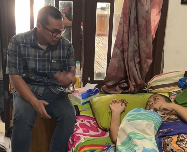 Meski Sibuk Kampanye, Pilar Sempatkan Diri Jenguk Warga Penderita Stroke di Pamulang Foto : Ist