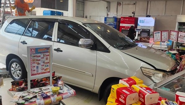 Mobil Tabrak Minimarket di Cinere, Ternyata Ini Penyebabnya Foto : Ist