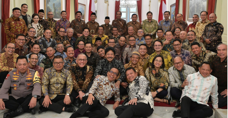 Momen Makan Siang Terakhir Bareng Jokowi Dan Ma'ruf Amin Di Istana Para Menteri foto bersama sehabis makan siang bersama Presiden Jokowi dan Wapres Ma'ruf Amin di Istana. Foto : Ist