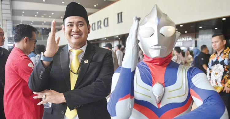 Pake Baju Ultraman Ke Pelantikan Anggota DPR Foto : Ist