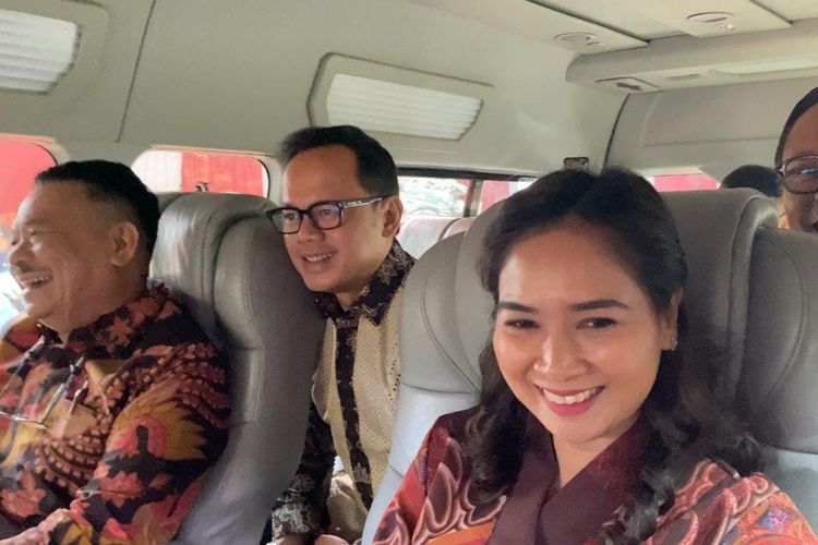 Para Calon Wamen Berbaju Berbatik Ke Hambalang Calon Wamen Otto Hasibuan, Bima Arya dan Ni Luh menuju Hambalang Bogor.
