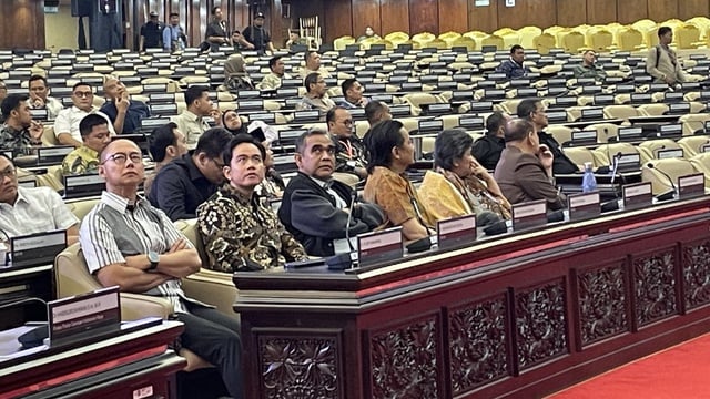 Pelantikan Prabowo-Gibran Dihadiri 33 Kepala Negara Wakil Presiden terpilih Gibran Rakabuming saat mengikuti glade resih di Gedung MPR. Foto : Ist