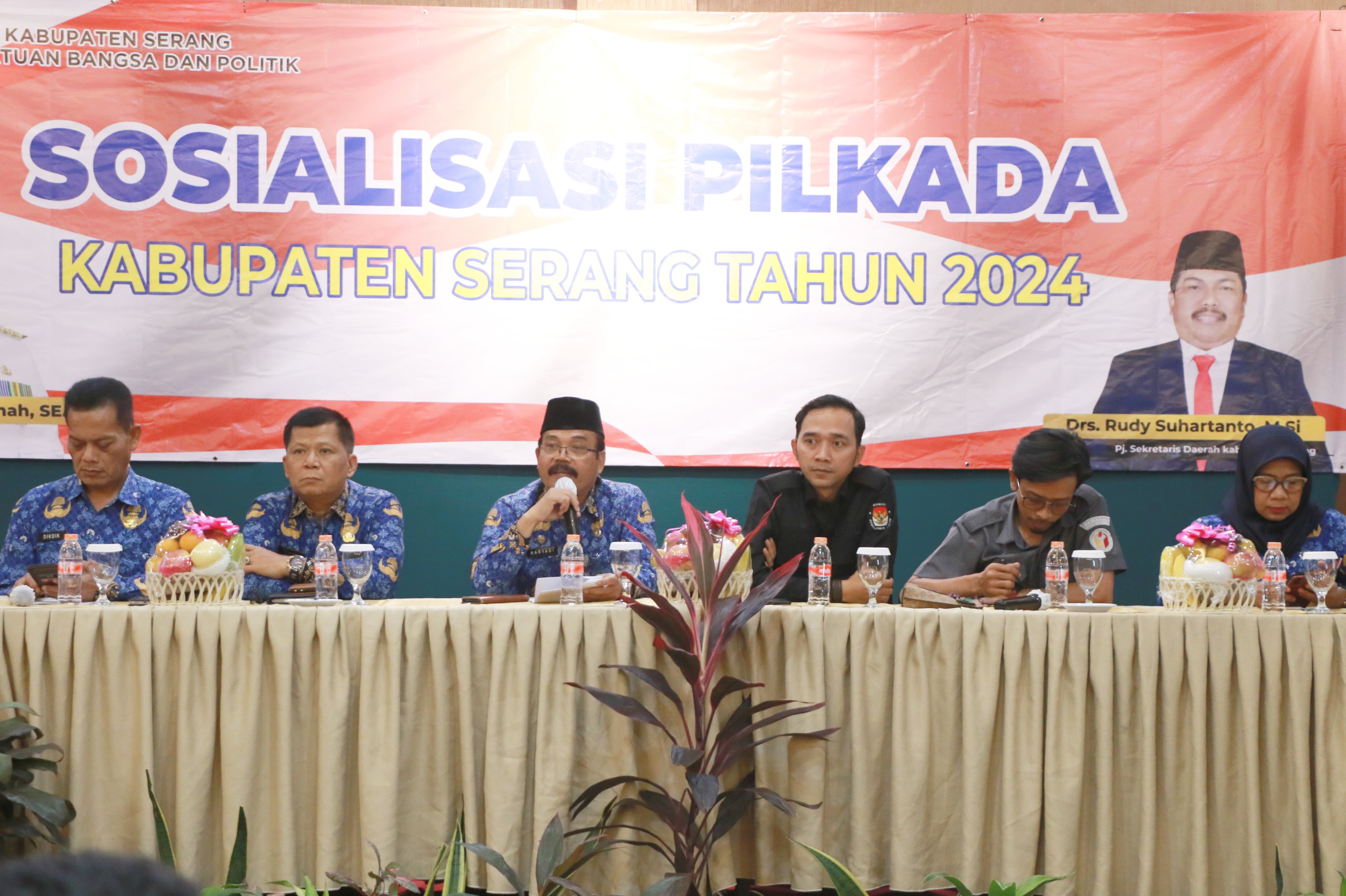 Pemkab Serang Fasilitasi Pemilih Disabilitas Asisten Daerah I Sekretariat Daerah Kabupaten Serang Haryadi membuka Sosialisasi Pilkada Kabupaten Serang Tahun 2024 yang digelar Badan Kesatuan Bangsa dan Politik (Bakesbangpol) di salah satu hotel di Kota Serang pada Kamis (17/10).