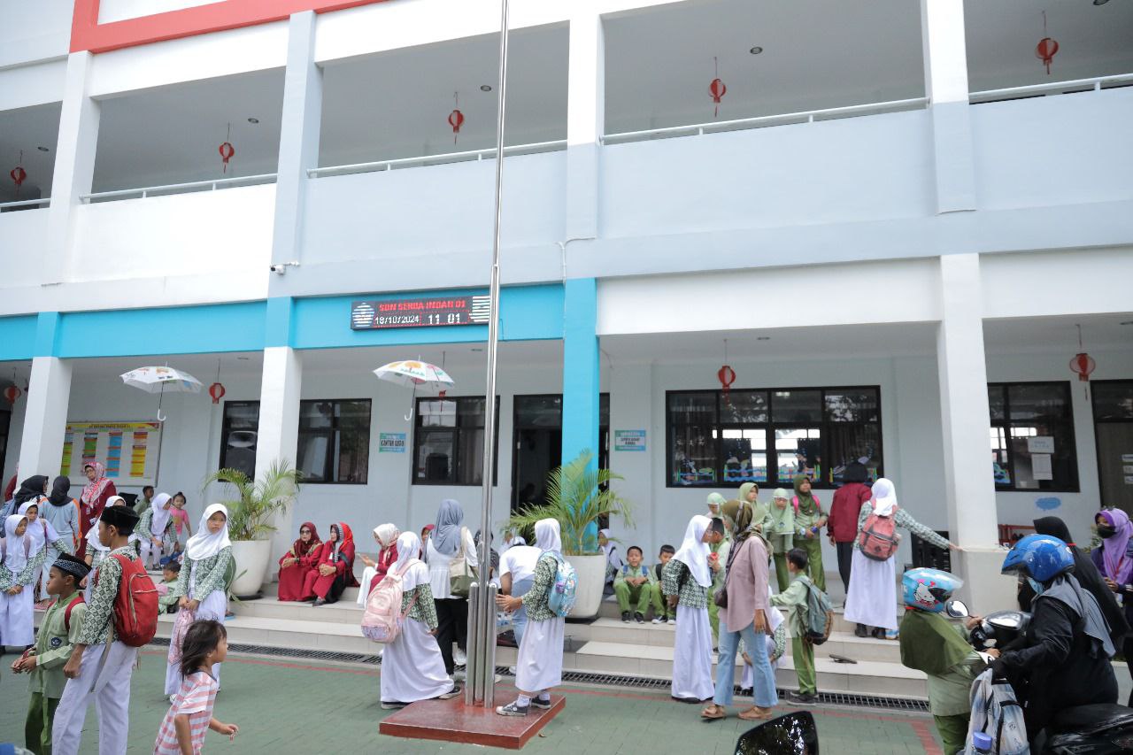 Pemkot Tangsel Bangun Gedung Sekolah Baru di SDN Serua Indah 01, Siswa Gembira! Pemkot Tangsel membangun gedung sekolah baru di SDN Serua Indah 01, Kecamatan Ciputat, Tangsel. (Dok.Humas Pemkot Tangsel)
