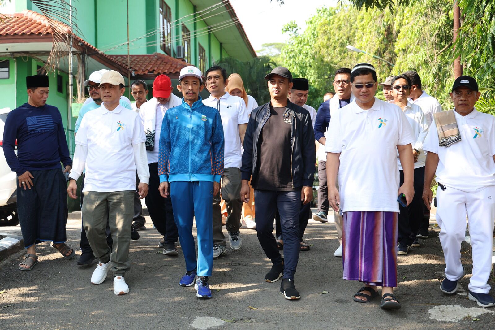 Pemprov Ajak Masyarakat Kembali Gaungkan Gerakan Magrib Mengaji Penjabat (Pj) Sekda Provinsi Banten Usman Assidiqi Qohara saat mengikuti Senam Sehat dan Launching Hari Santri Nasional (HSN) 2024 tingkat Provinsi Banten, Jumat (18/10).