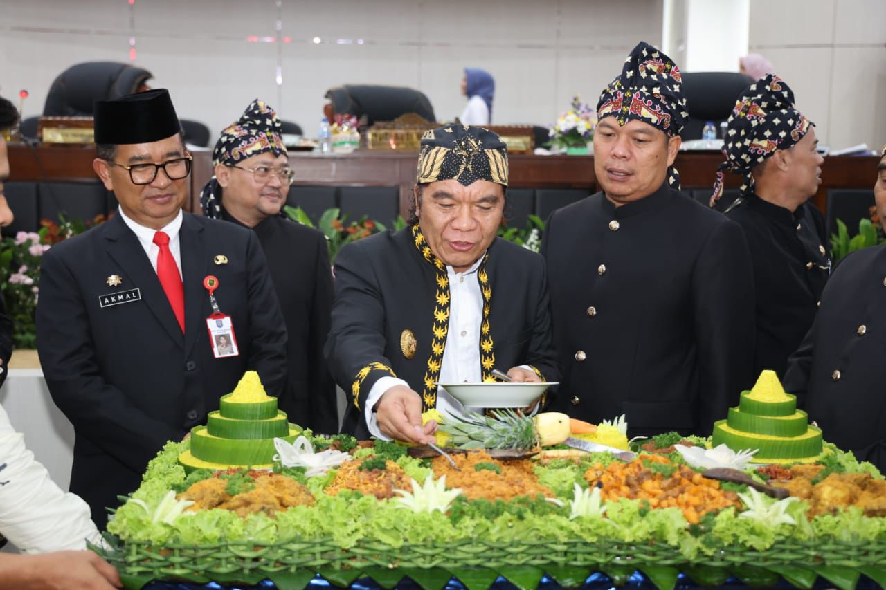 Pemutihan Denda Berlaku Hingga 31 Desember Penjabat Gubernur Banten Al Muktabar saat Rapat Paripurna Istimewa DPRD Provinsi Banten Peringatan HUT ke-24 Provinsi Banten di Gedung DPRD Banten, KP3B, Curug Kota Serang, Jumat (4/10).(yul)