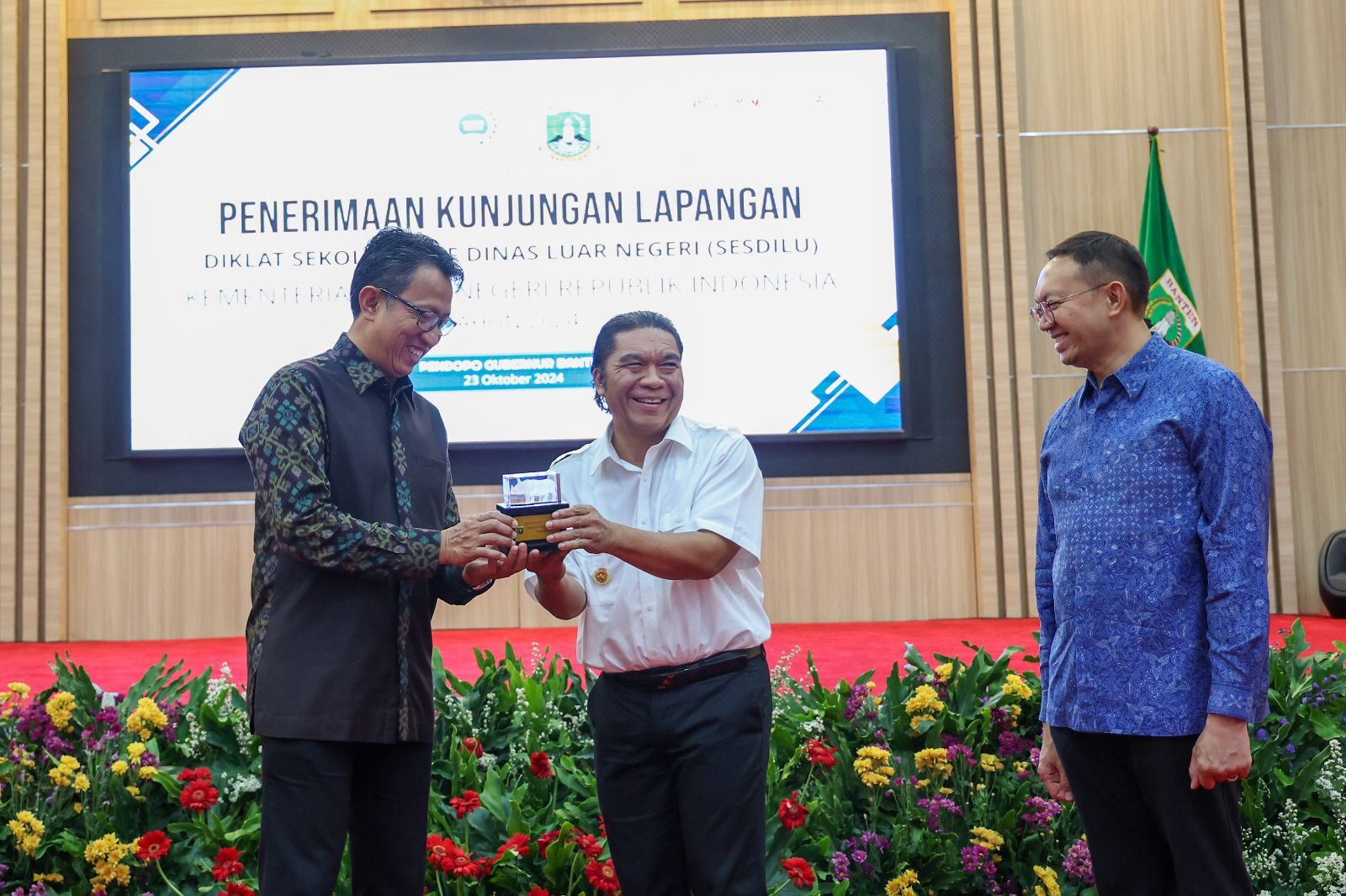 Peserta Diklat Sekolah Staf Dinas Luar Negeri Kunjungan Lapang ke Banten Penjabat Gubernur Banten Ql Muktabar menyambut Kunjungan Lapangan peserta Diklat Sekolah Staf Dinas Luar Negeri Kementerian Luar Negeri (Kemenlu) di Pendopo Gubernur Banten, KP3B Curug, Kota Serang, Rabu (23/10).(yul)